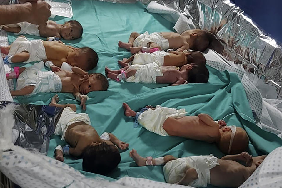 ACHIVO - Esta imagen de archivo publicada por el doctor Marawan Abu Saada muestra bebés prematuros palestinos en el hospital de Shifa, en Ciufadf de Gaza, el domingo 12 de noviembre de 2023. Al menos 30 bebés prematuros fueron evacuados el domingo del principal hospital de Gaza y serán trasladados a instalaciones en Egipto, según dijo el domingo 19 de noviembre de 2023 el Ministerio de Salud del territorio. (Dr. Marawan Abu Saada via AP, Archivo)