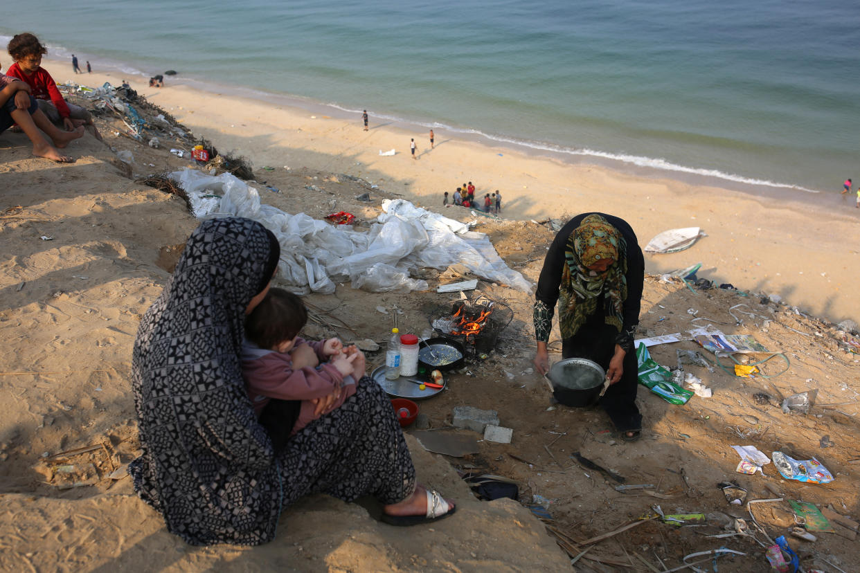 Varios gazatíes hacen fila en una panadería de Jan Yunis, en el sur de la Franja de Gaza, el viernes. (Samar Abu Elouf/The New York Times)