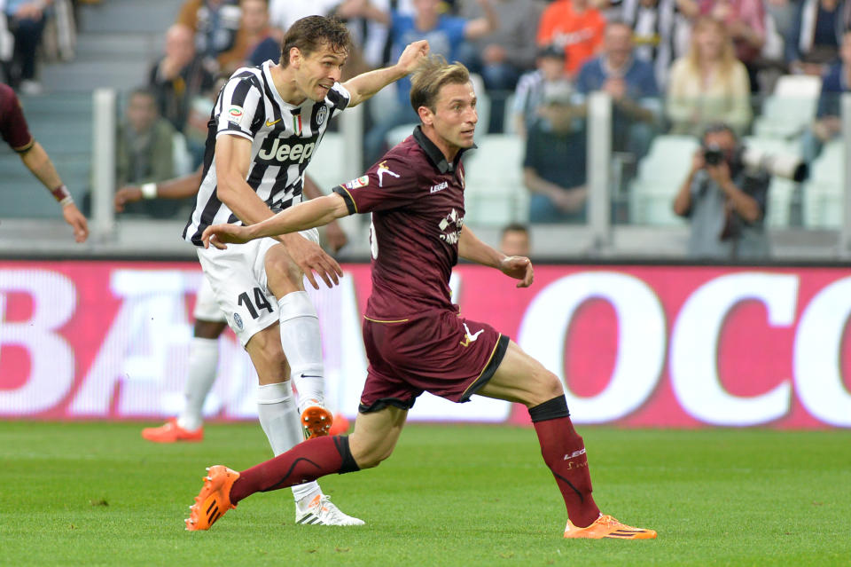 Juventus forward Fernando Llorente, of Spain, left, scores a goal during a Serie A soccer match between Juventus and Livorno at the Juventus stadium, in Turin, Italy, Monday, April 7, 2014. (AP Photo/Massimo Pinca)