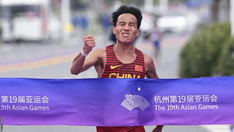 He Jie celebrates winning the marathon at the 2023 Asian Games