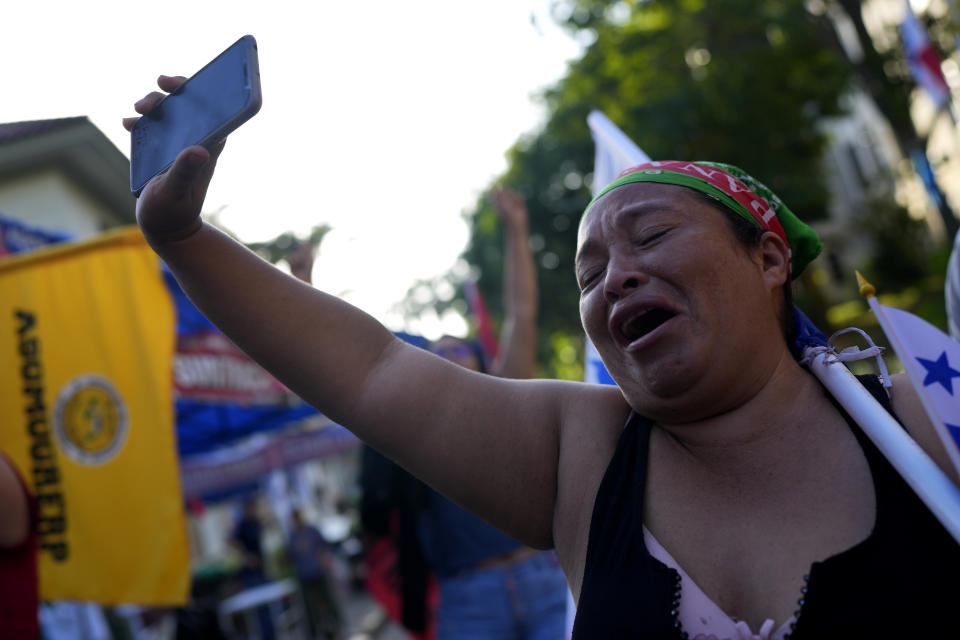 Una manifestante celebra al enterarse de que la Corte Suprema de Panamá declaró inconstitucional una concesión de 20 años para una mina de cobre canadiense que había provocado semanas de protestas, en la Ciudad de Panamá, el martes 28 de noviembre de 2023. (AP Foto/Arnulfo Franco)