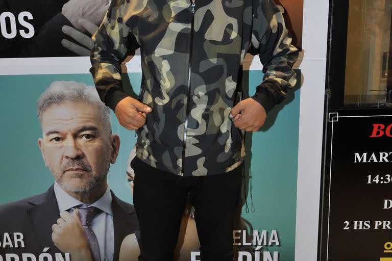 Pato Galván sorprendió con una campera camuflada y coloridas zapatillas deportivas