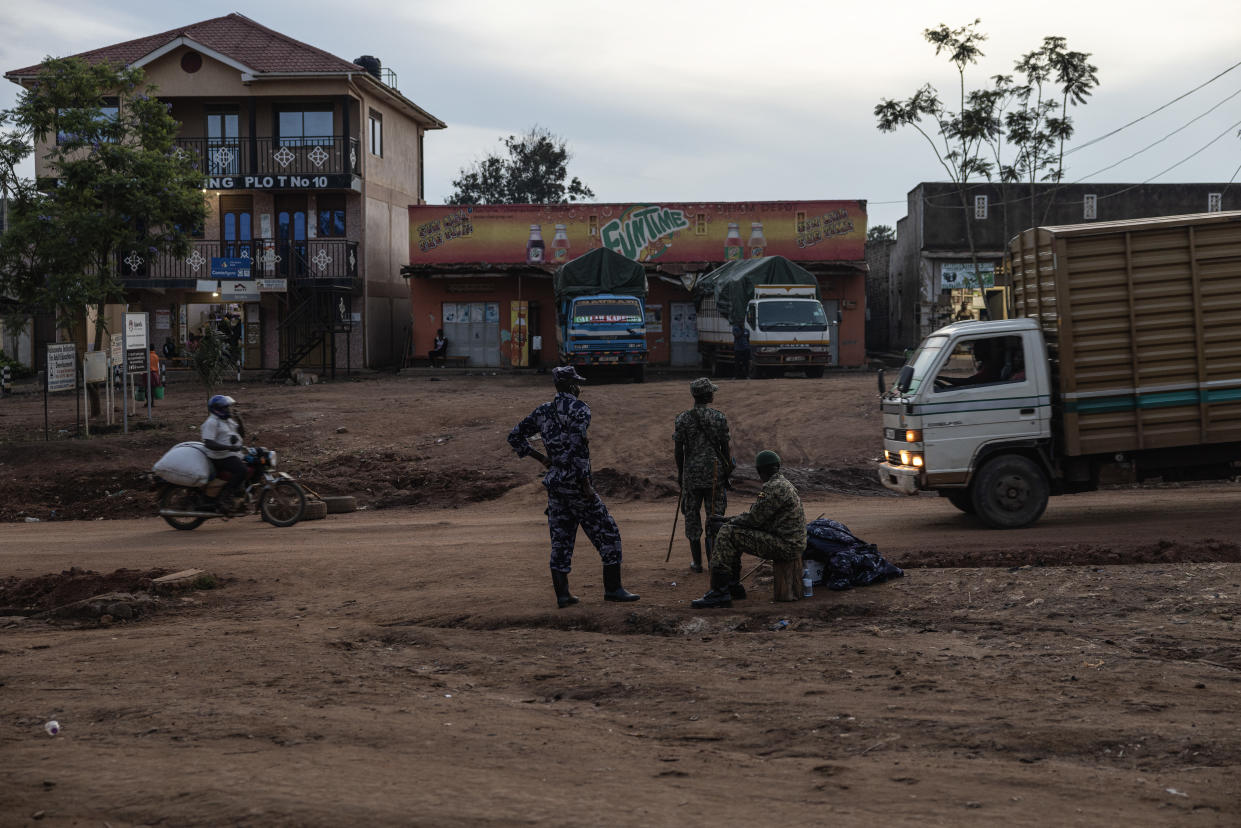 Personal de seguridad en un puesto de control donde las autoridades impusieron un cierre y un toque de queda para detener la propagación del virus del ébola en Kassanda, Uganda, noviembre de 2022. (Esther Ruth Mbabazi/The New York Times)