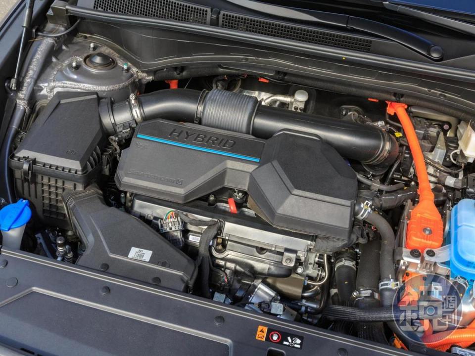 Santa Fe Turbo Hybrid的1.6 Turbo引擎結合高效永磁同步馬達與第二代6速手自排變速系統，具備高達230匹馬力綜效輸出性能。