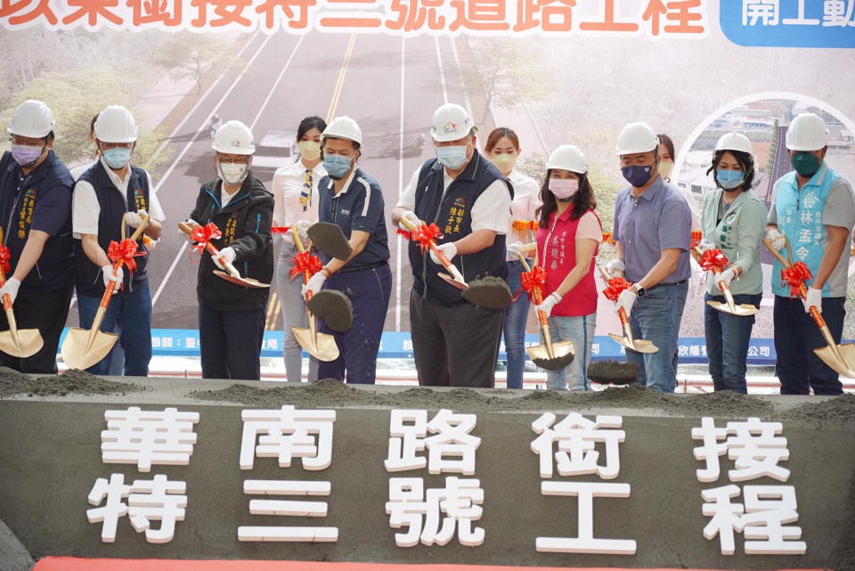 台中市副市長陳子敬昨日主持華南路以東銜接特三號道路第一標工程開工動土典禮。（記者陳金龍攝）