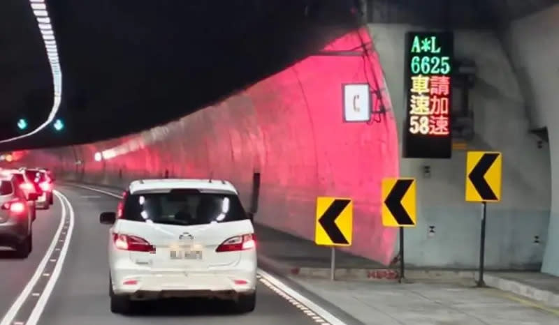 ▲雪山隧道從2020年起上路「慢速車警示牌」，但至今仍有不少駕駛沒在看，還是繼續當慢速車。（圖/宜蘭知識+）