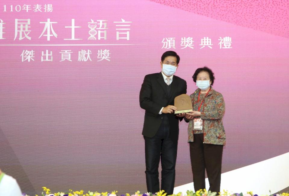 「華府台灣學校」前校長馮昭卿(右)代表學校，獲頒推展本土語言傑出貢獻獎。(教育部提供)
