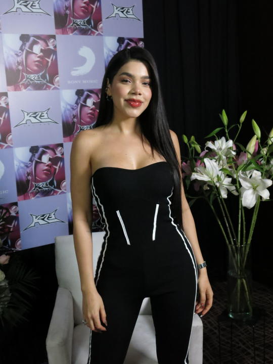 La cantante mexicana Kenia Os posa para un retrato durante una entrevista en la Ciudad de México el 14 de noviembre de 2022. (Foto AP/Berenice Bautista)