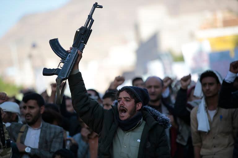 Un partidario hutí sostiene un arma durante una manifestación en Saná, Yemen, el lunes 22 de noviembre de 2021