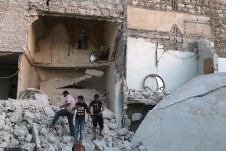 Men inspect damage after an airstrike on Aleppo's rebel held al-Hallak neighbourhood, Syria June 2, 2016. REUTERS/Abdalrhman Ismail