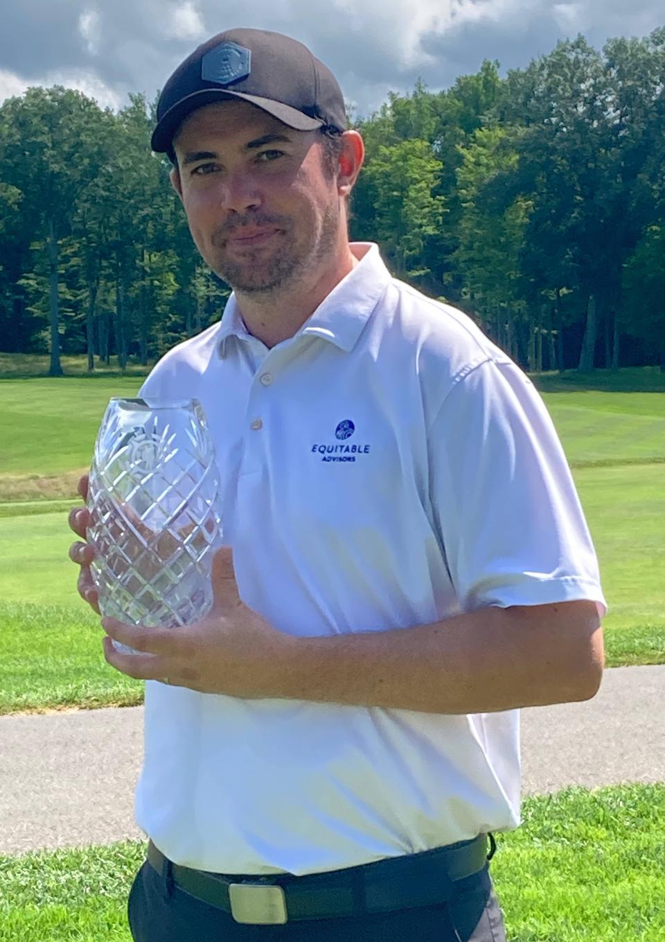 Mike Wolfe posa con el trofeo del torneo EDGA Match Play después de ganar la final del domingo contra Ted Grassi III, miembro del Kahkwa Club, en su campo local.  Wolfe derrotó a Grassi 6 y 4 para conseguir su primer título en un major de EDGA.