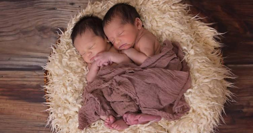 大陸廣西有一對雙胞胎孩子的父親，對自己的姓氏姓「雞」感到困擾。（圖／示意圖，翻攝自pixabay）