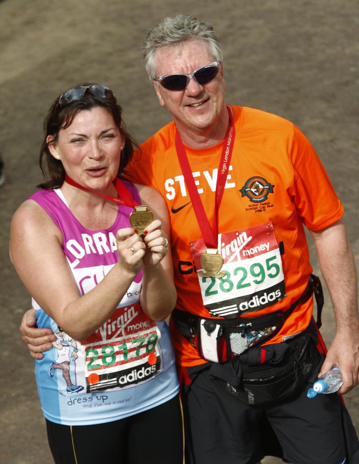 Athletics - Virgin London Marathon 2010 - London - 25/4/10 
Lorraine Kelly (L) and her husband Steve Smith after completing the London Marathon 
Mandatory Credit: Action Images / Paul Harding 
Livepic