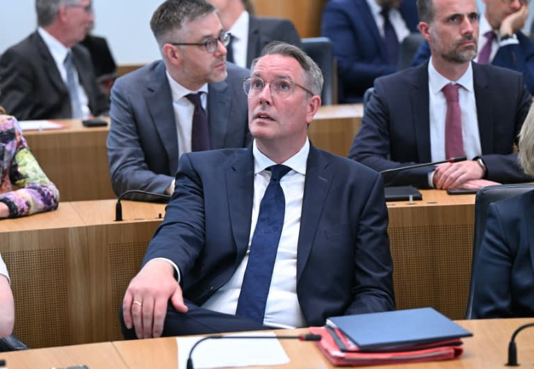 Der neue rheinland-pfälzische Ministerpräsident Alexander Schweitzer (SPD) startet mit schwachen Umfragewerten für seine Partei ins Amt. Einer Erhebung zufolge steht die SPD derzeit bei 21 Prozent nach der oppositionellen CDU mit 31 Prozent. (Arne Dedert)