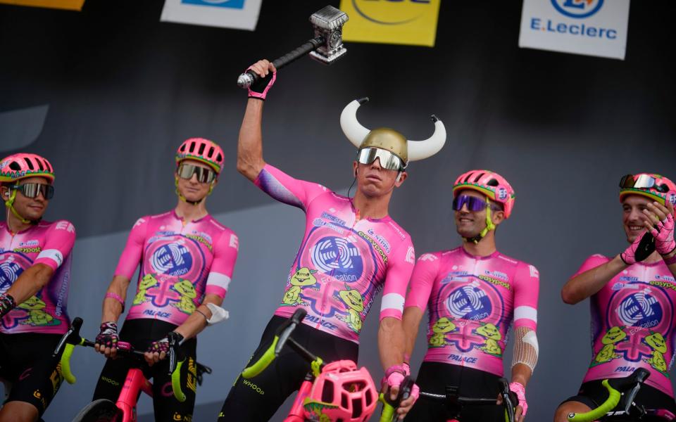 Rigoberto Urán signs in ahead of today's stage Sonderborg - tour de france 2022 live updates stage 3 denmark route - AP