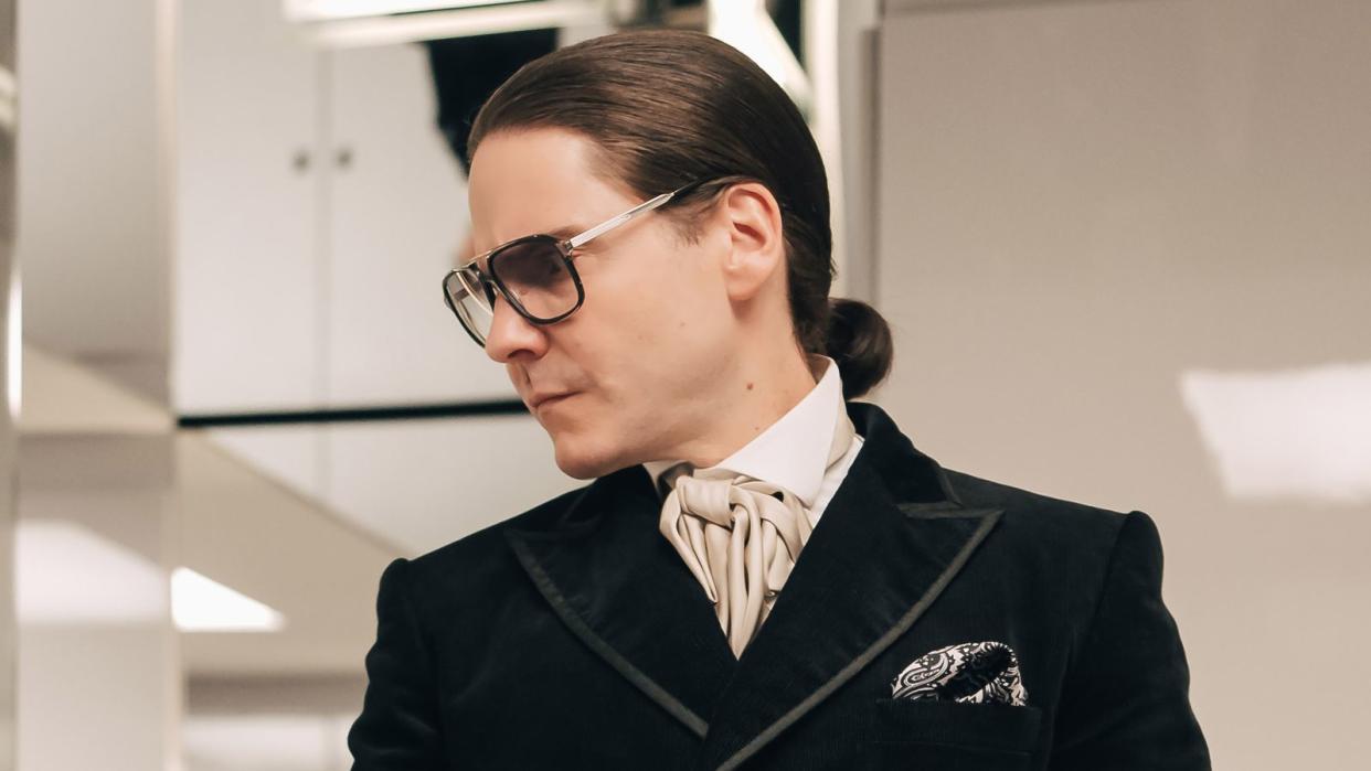 In der neuen Serie "Becoming Karl Lagerfeld" spielt Daniel Brühl den bekannten deutschen Modeschöpfer. (Bild: Caroline Dubois / Jour Premier / Disney)