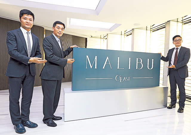 會德豐地產常務董事黃光耀（中）表示，日出康城第5A期正式命名為「MALIBU」，取名自美國加州海岸城市馬里布，凸顯臨海優勢。左為高級經理（項目設計及市務）潘鴻文，右為助理總經理（業務拓展）楊偉銘。（陳偉英攝）