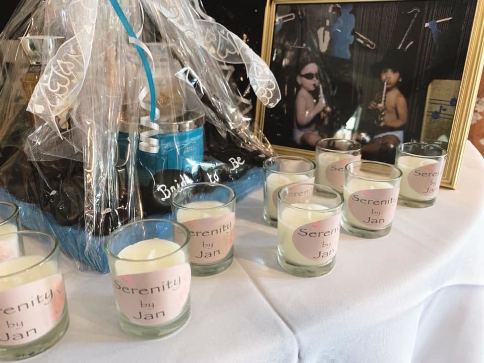 The party favors were "Serenity by Jan" candles, a reference to the business started by&nbsp;Jan Levinson on the show. (Photo: <a href="https://www.instagram.com/kayleighkill/" target="_blank">@kayleighkill</a>)