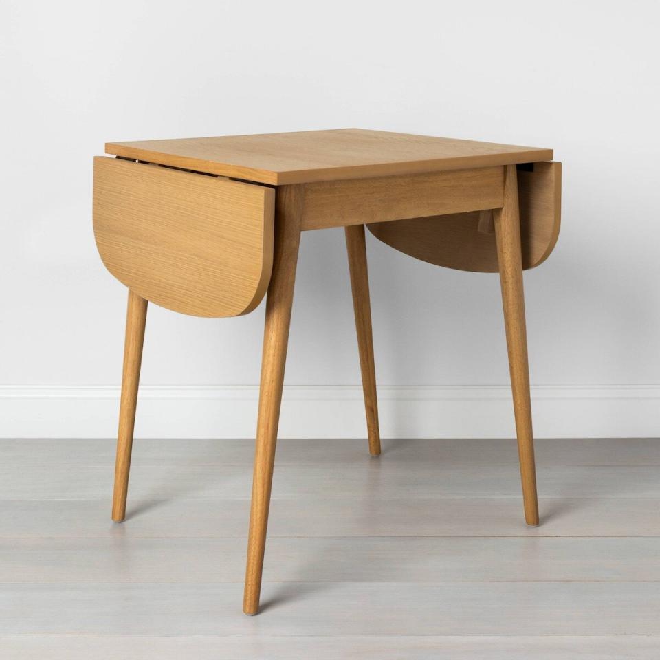 An Expandable Table for Small Spaces