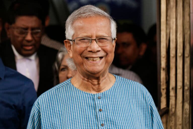  El Nobel de la Paz bangladeshí Muhammad Yunus se prepara para salir tras presentar un recurso de apelación para la prórroga de su libertad bajo fianza ante el Tribunal de Apelación Laboral de Dhaka el 3 de marzo de 2024.