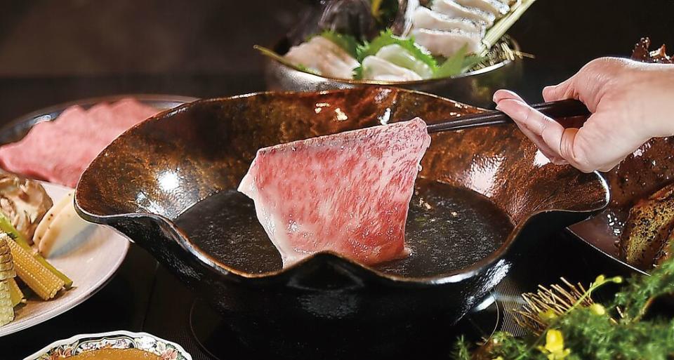 在〈黑毛屋招待所〉，A5級日本和牛紐約客用來作壽喜燒，也是高檔火鍋涮料。圖／姚舜