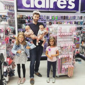 Hooper與四個女兒逛大賣場 | Hooper is pictured with four daughters in a mall. (Courtesy of @father_of_daughters/Instagram)