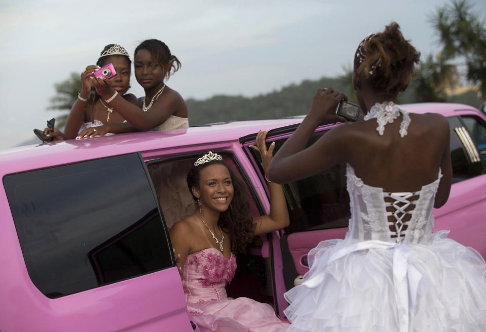 <p>Una niña celebra junto a varias amigas su 15 cumpleaños en una limusina rosa en la favela de Mangueira de Río de Janeiro (Brasil). (Foto: Silvia Izquierdo / AP). </p>