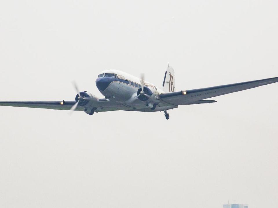 翱翔於台北市上空的DC-3古董飛機。