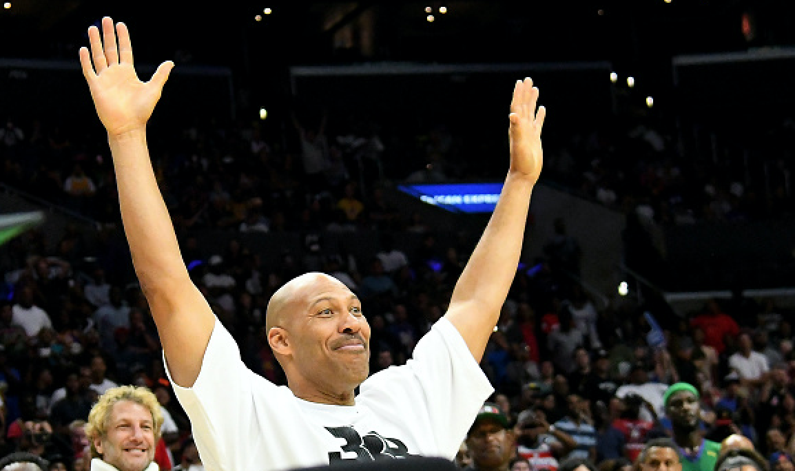 LaVar Ball saludando a sus fans en un juego de básquetbol. Foto: Getty Images.