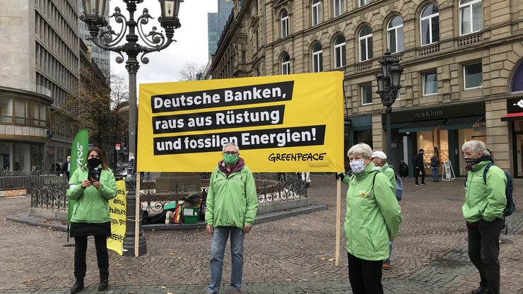 Grüne Jacke, grüner Mundschutz, so steht Edwin Sauer vor dem Hauptsitz der Bank in der Frankfurter Innenstadt. Foto: dpa