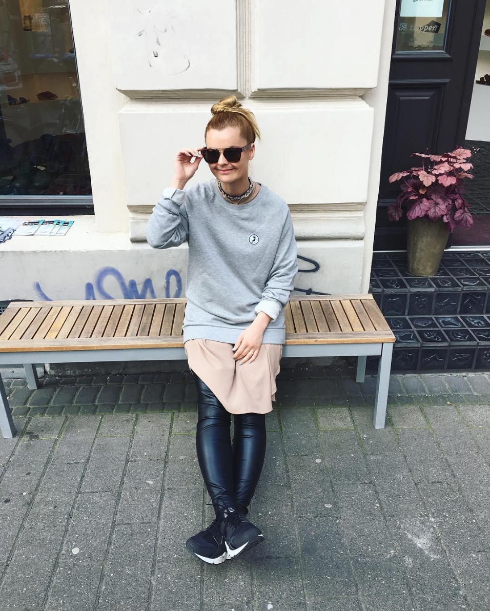 <p>Und auch zu Strickpullover und Sneakers sind Lederleggings die perfekte Wahl, um sich warm zu halten, aber dennoch stylish auszusehen. (Bild: Instagram/elgunnars) </p>