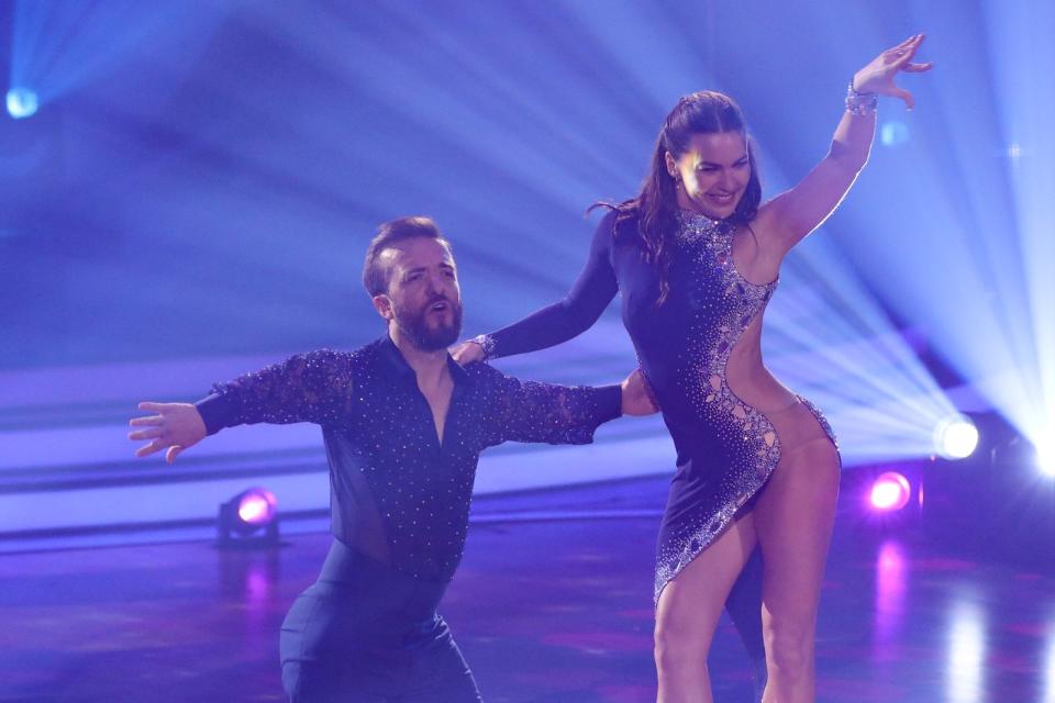 Ganz viele Sympathiepunkte sammelten erneut auch Leichtathletik-Star Mathias Mester und seine Tanzpartnerin Renata Lusin. Ihr Rumba zum Song "It Must Have Been Love" von Roxette wirkte prickelnd erotisch. (Bild: 2022 Getty Images/Joshua Sammer)