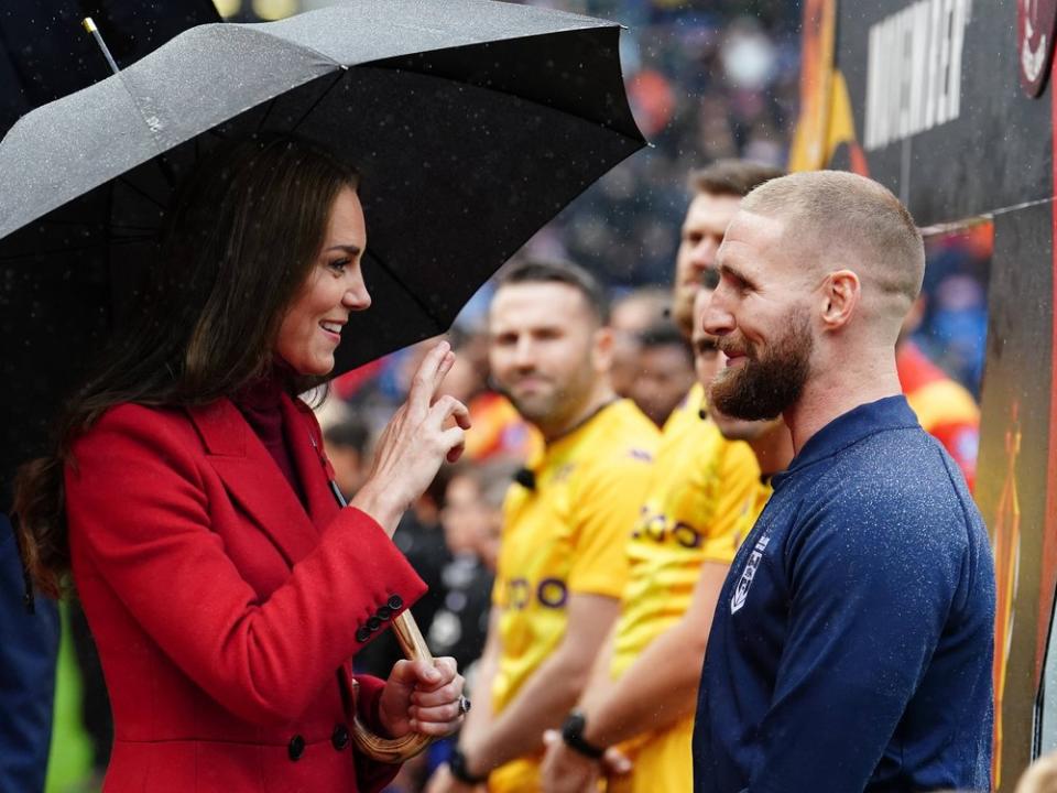 Prinzessin Kate beim Rugby: Sie deutete mit gekreuzten Fingern an, dass sie dem hier abgebildeten Sam Tomkins die Daumen drückt. (Bild: imago images/i Images)