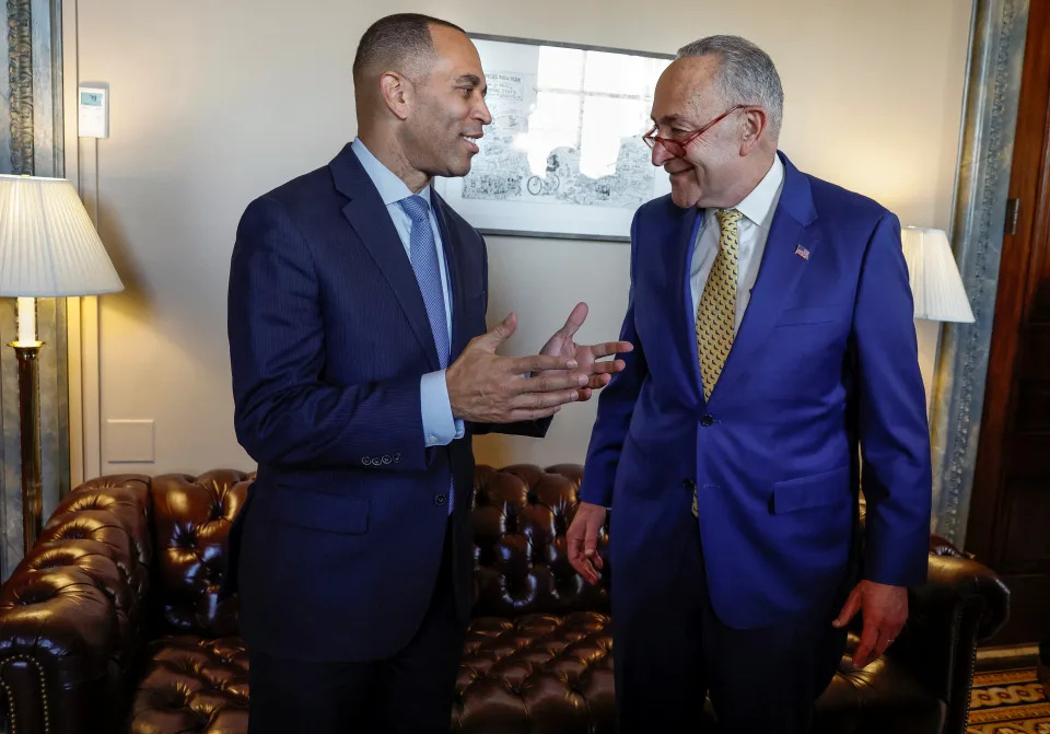 U.S. Senate Majority Leader Chuck Schumer (D-NY) meets with leader-elect of the House Democratic Caucus Hakeem Jeffries (D-NY) in Schumer&#39;s office on Capitol Hill in Washington, U.S., December 21, 2022. REUTERS/Evelyn Hockstein