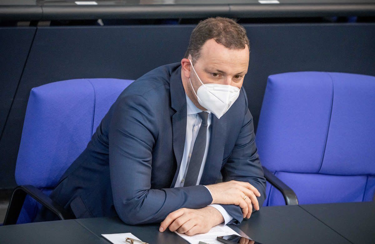 Jens Spahn (CDU), Bundesminister für Gesundheit, verfolgt im Plenum die Debatte zur Fortführung der Epidemischen Lage nationaler Tragweite.