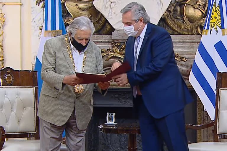 El presidente otorga condecoración del Collar de la Orden del Libertador San Martín a Mujica