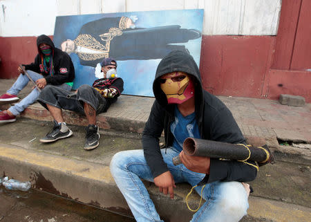 Demonstrators with homemade weapons are pictured at a barricade during a protest against the government of Nicaraguan President Daniel Ortega in Masaya, Nicaragua June 19, 2018. REUTERS/Oswaldo Rivas