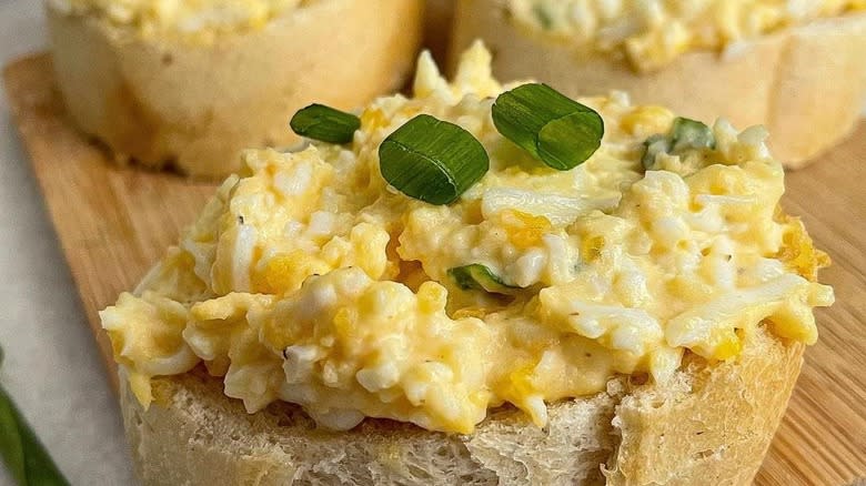 Polish egg salad on bread