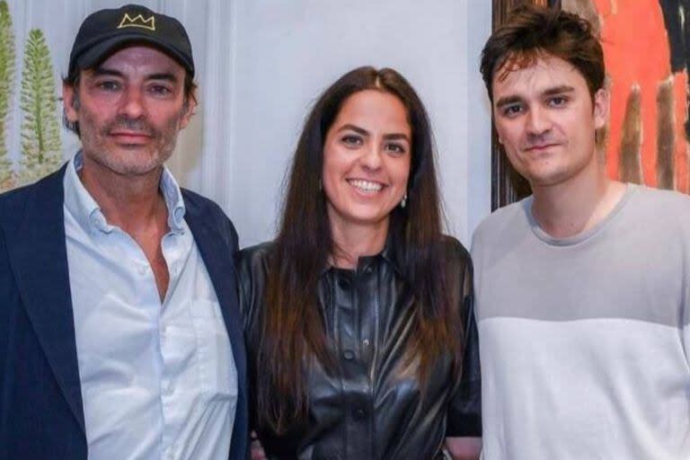 Anthony, Anouchka y Alain-Fabien Delon en una muestra de arte, antes de los enfrentamientos por la salud de su padre