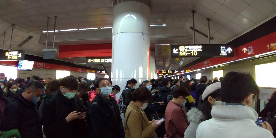 台北捷運13日晚間發生故障，旅客陳小姐表示，她在台北車站上車後，搭到民權西路站時被疏散下車。（讀者提供）