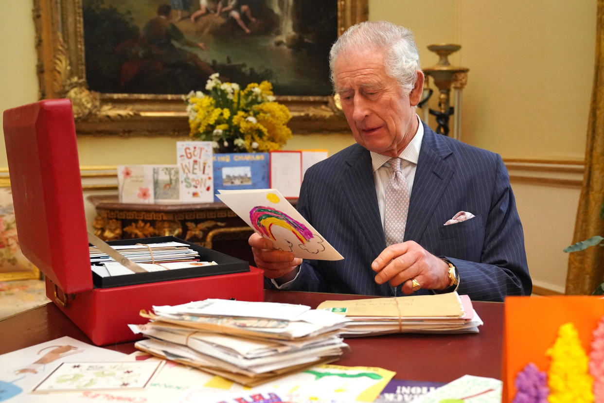 Le roi Charles III, ici en train de lire des cartes et des messages envoyés par des sympathisants suite à son diagnostic de cancer, dans le palais de Buckingham à Londres, le 21 février 2024.