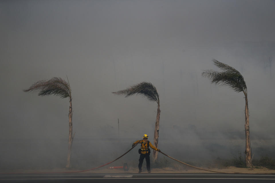 <p>Im Süden Kaliforniens wüten derzeit verheerende Waldbrände, die sich durch Windböen weiter ausgebreitet haben. Mehrere tausend Bewohner der Region mussten evakuiert werden. (Bild: AP Photo) </p>