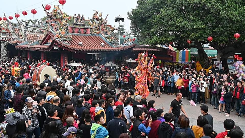 竹山紫南宮位在竹山鎮社寮里大公街，供奉土地公為名，其中以借發財金來錢滾錢聞名，因香火非常旺盛，因此有不少人遠道而來拜土地公。   圖：取自竹山紫南宮臉書