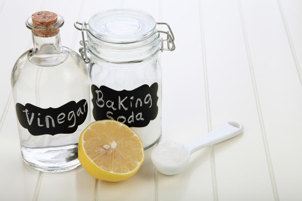 3. Deodorize your kitchen with vinegar