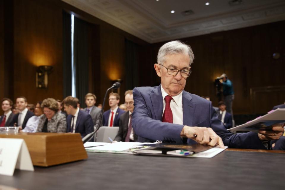 El presidente de la Reserva Federal, Jerome Powell, toma asiento antes de presentar la informe de política monetaria ante el Comité Bancario del Senado en el Capitolio, Washington, el 11 de julio de 2019 (AP Photo / Jacquelyn Martin).