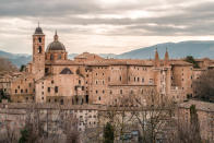 <p>Per chi invece apprezza il Medioevo, viene consigliato un giro nelle <strong>Marche</strong>, in particolare a Urbino. Come si legge su Forbes, è una regione come la Toscana, ma più a buon mercato. (Getty) </p>