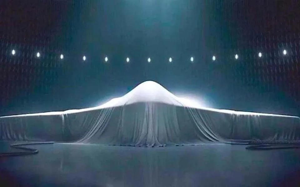 <strong>2020年宣傳片「大國起飛」片尾，蓋著白布「疑似轟-20」身影。（圖／翻攝西安飛機工業集團）</strong>
