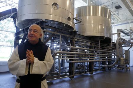 El padre Isaac Keeley junto a sus instalaciones de producción de cerveza. (Reuters)