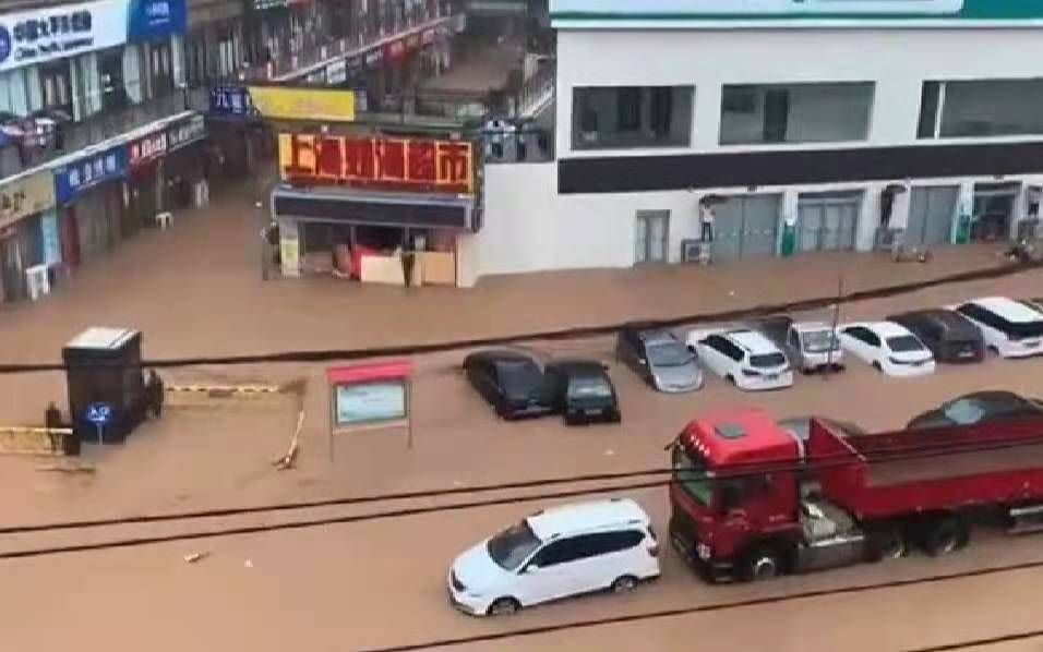 中國河南省近日遭遇極端暴雨侵襲，洪水淹沒多個城市。   圖：翻攝自微博