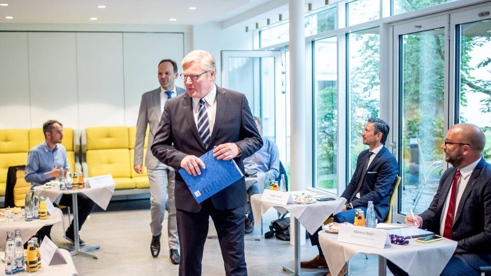 Bernd Althusmann (CDU, M), Wirtschaftsminister in Niedersachsen, kommt zu einer Gesprächsrunde mit Akteuren aus der Flugbranche.